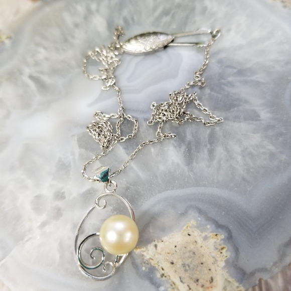 Dainty vintage silver with pearl necklace - Picture 5 of 8